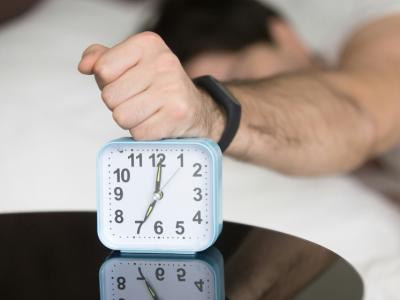 a_man_snoozing_an_alarn_clock