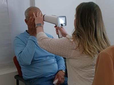 Dr Becky Thomas conducting an eye screening