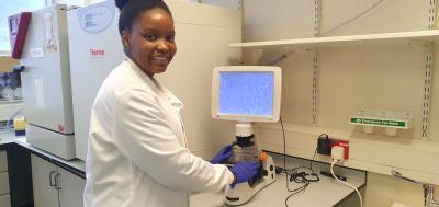 Dr Naledi Formosa working on the 3D lung model for breast cancer research