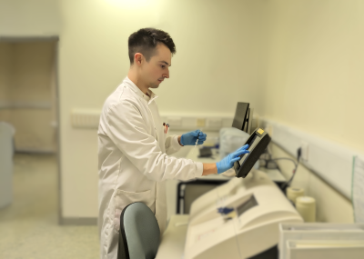 Dr Jamie Nash working in the laboratory
