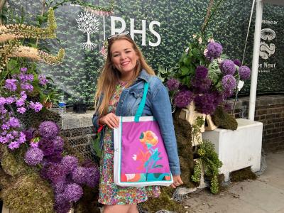 woman_posing_with_bag_against_green_backdrop