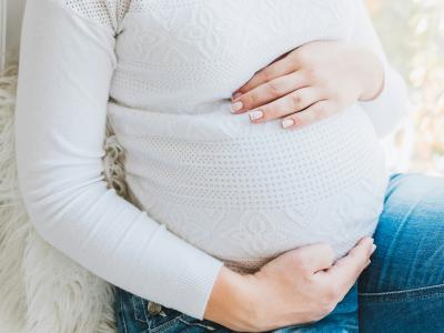 pregnant_woman_holds_baby_bump